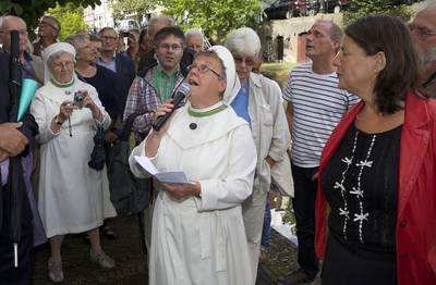 878101 Afbeelding van de algemeen overste, Zuster Augustines Mariella Oberndorff, die een toespraakje houdt op de werf ...
